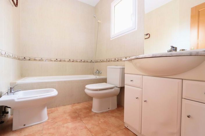 Image No.18-4 Bed Semi-Detached for sale