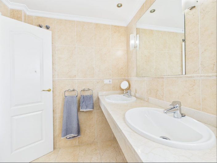 Image No.47-3 Bed Semi-Detached for sale