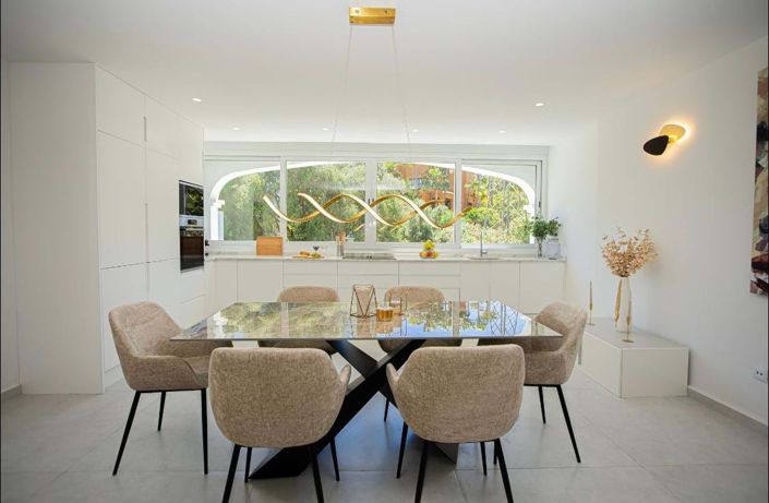 Image No.1-5 Bed Townhouse for sale