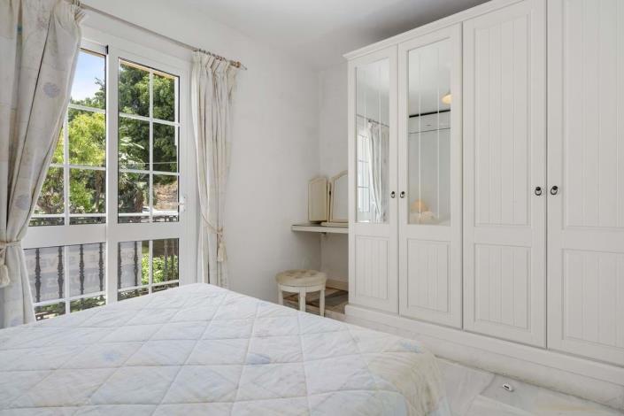 Image No.30-3 Bed Townhouse for sale