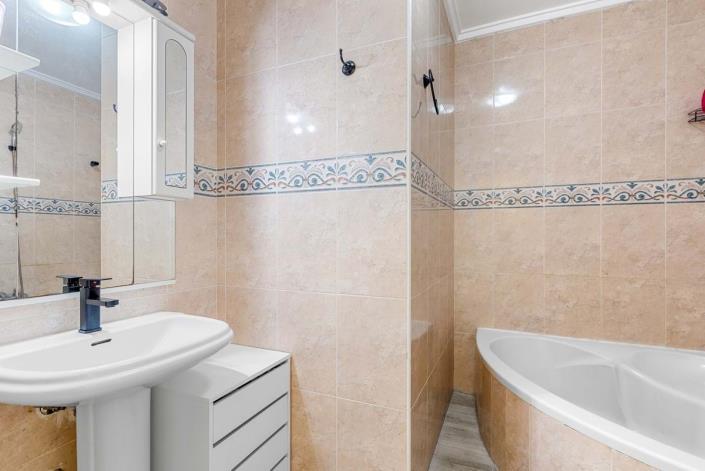 Image No.15-2 Bed Townhouse for sale