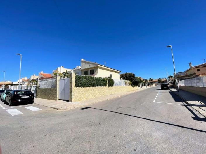 Image No.12-4 Bed Semi-Detached for sale