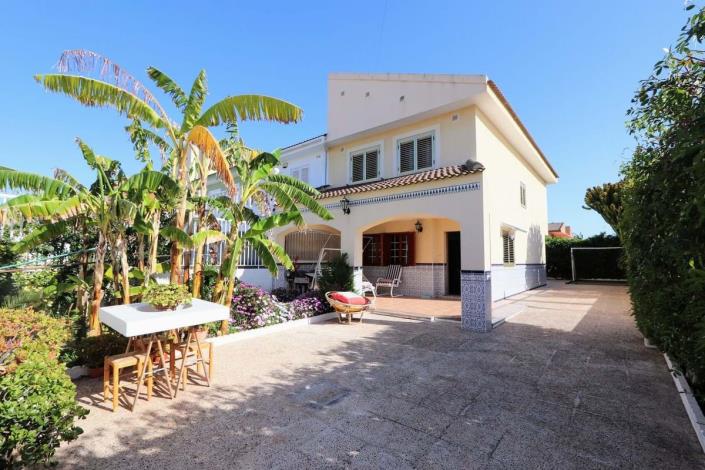 Image No.19-4 Bed Semi-Detached for sale