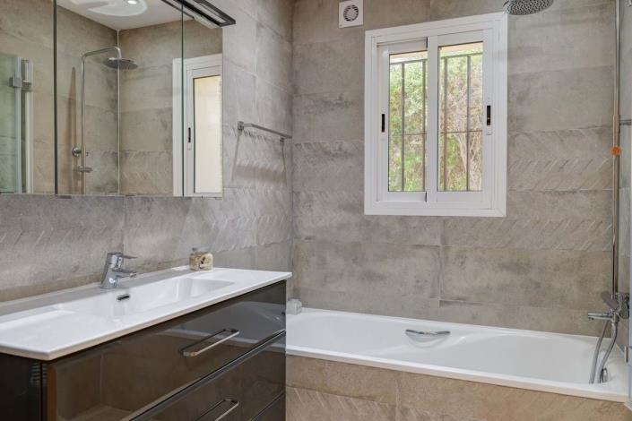 Image No.12-4 Bed Villa for sale