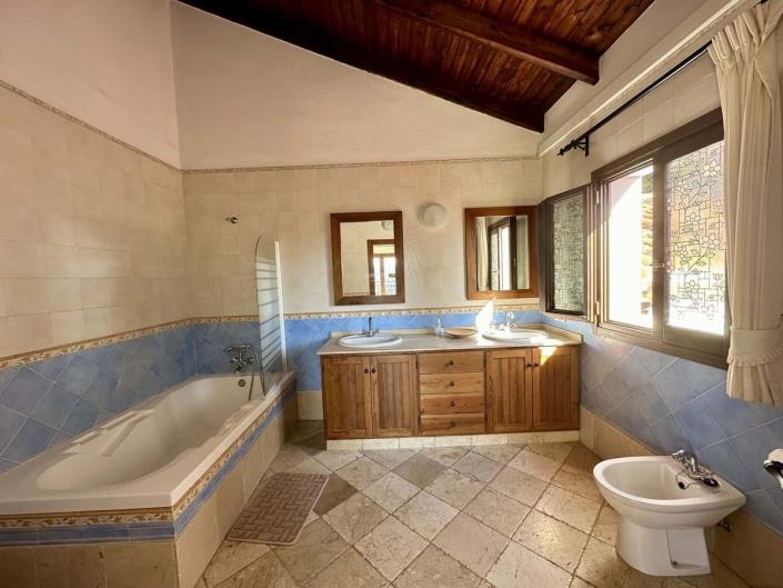 Image No.11-8 Bed Villa for sale