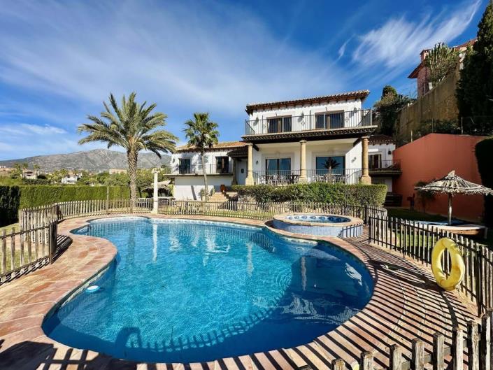 Image No.1-8 Bed Villa for sale