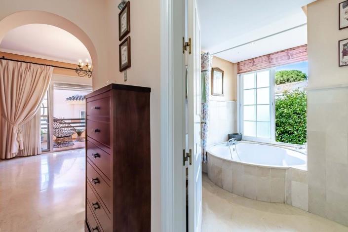 Image No.18-2 Bed Townhouse for sale