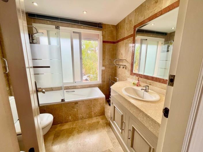 Image No.18-4 Bed Townhouse for sale