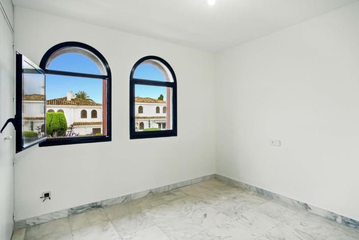 Image No.11-3 Bed Townhouse for sale