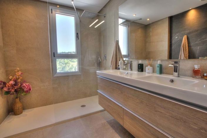 Image No.20-3 Bed Townhouse for sale