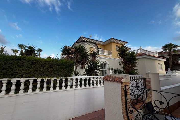 Image No.14-4 Bed Semi-Detached for sale