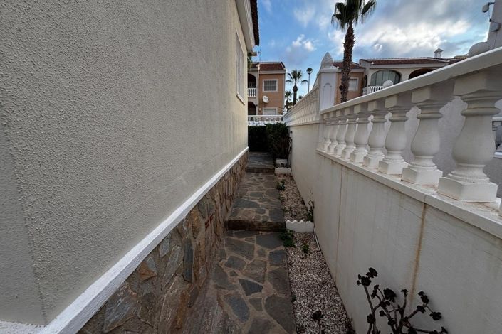 Image No.17-4 Bed Semi-Detached for sale