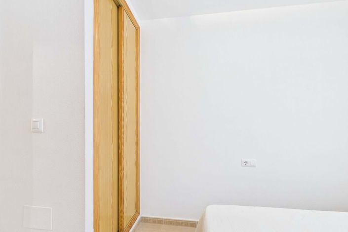 Image No.20-4 Bed Townhouse for sale