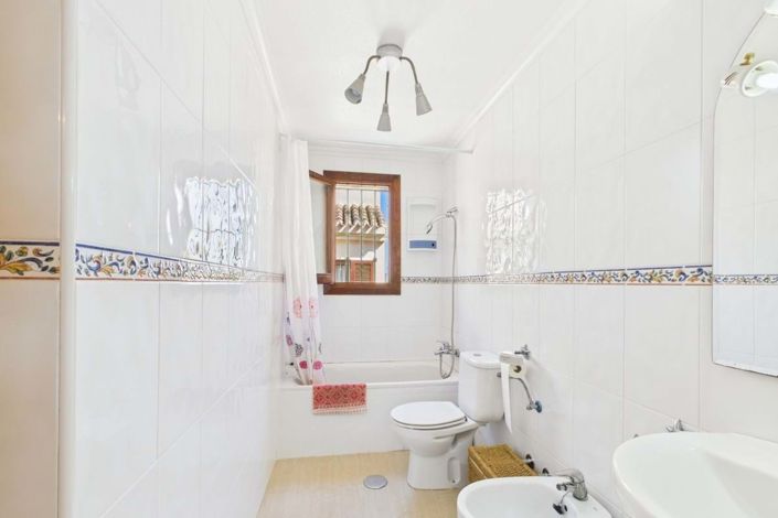 Image No.22-4 Bed Townhouse for sale