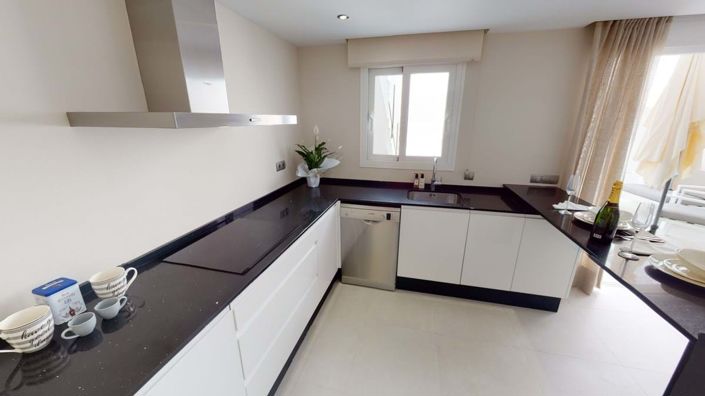 Image No.11-4 Bed Townhouse for sale