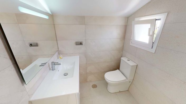 Image No.24-4 Bed Townhouse for sale