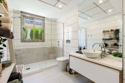 1447-638705-78d1f4f8b6655591b02d22fabb36a692d