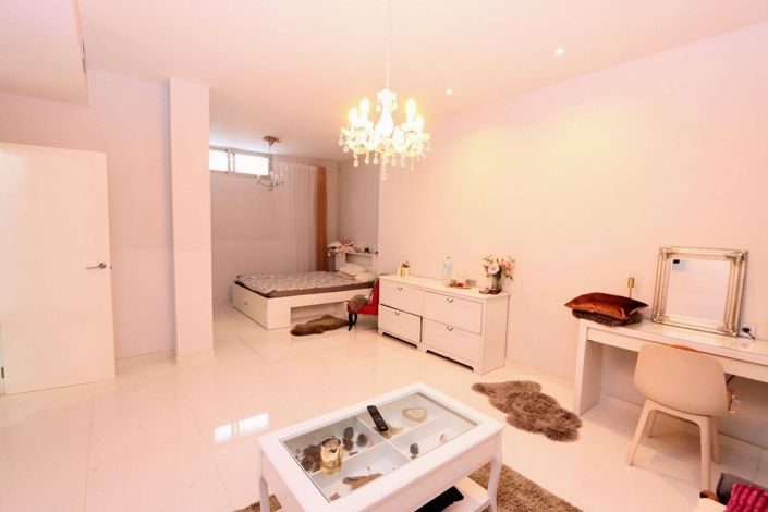 Image No.27-5 Bed Townhouse for sale