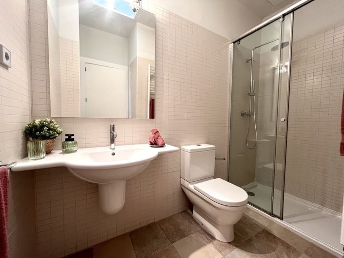 Image No.9-2 Bed Townhouse for sale