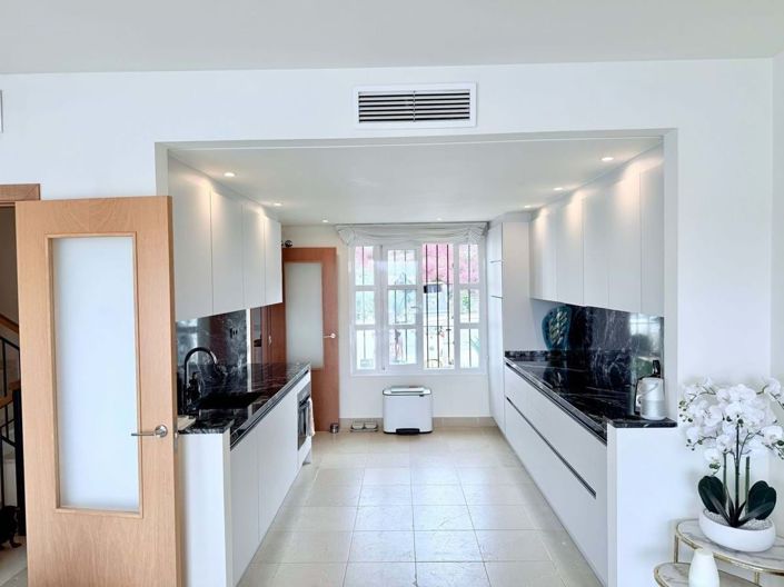 Image No.13-4 Bed Townhouse for sale