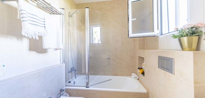 Image No.24-4 Bed Semi-Detached for sale