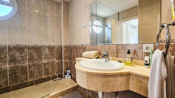 Image No.25-4 Bed Townhouse for sale