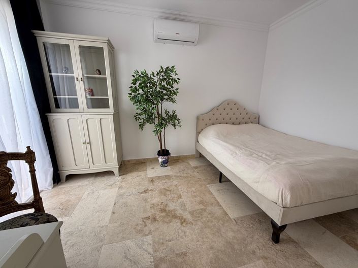 Image No.13-3 Bed Property for sale