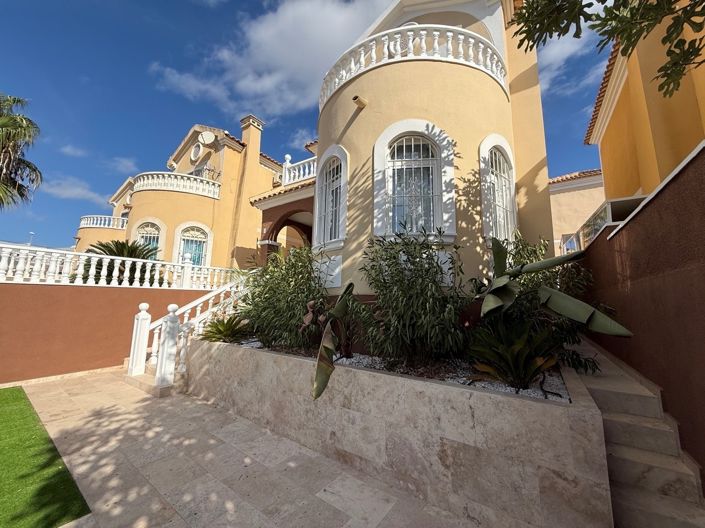 Image No.19-3 Bed Property for sale