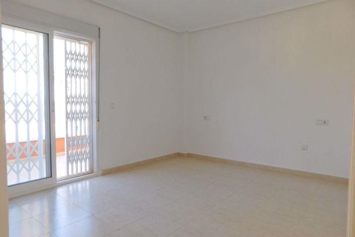 Image No.19-3 Bed Townhouse for sale