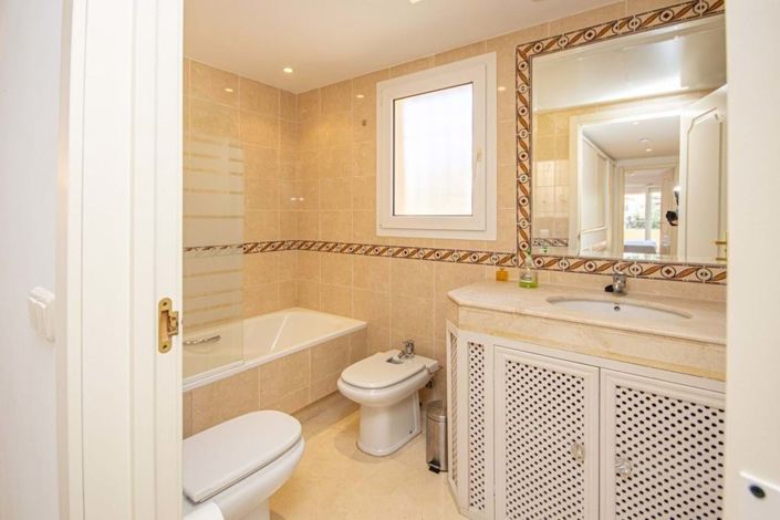 Image No.29-4 Bed Semi-Detached for sale