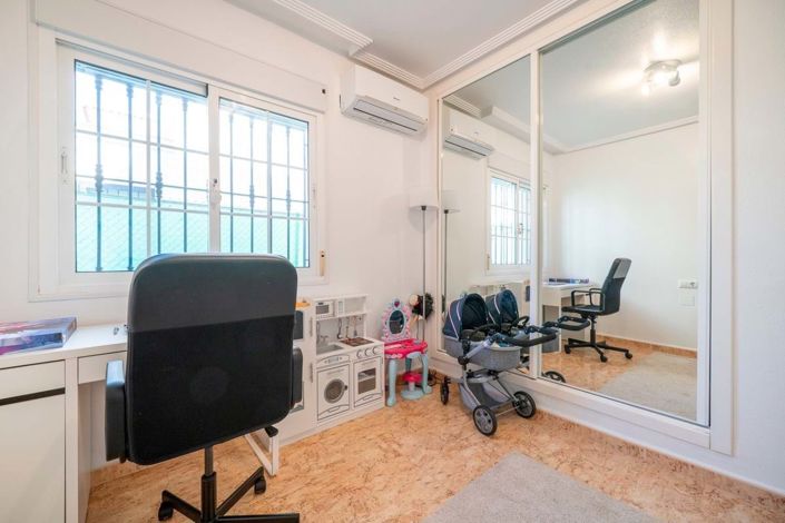 Image No.17-3 Bed Townhouse for sale