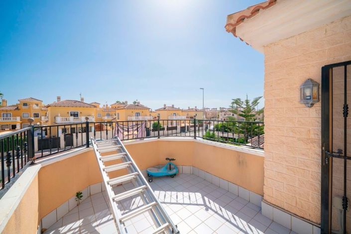 Image No.27-3 Bed Townhouse for sale