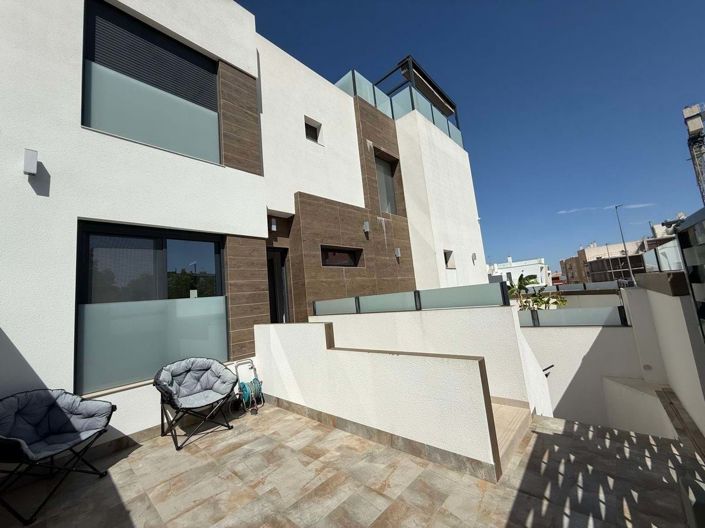 Image No.2-4 Bed Villa for sale