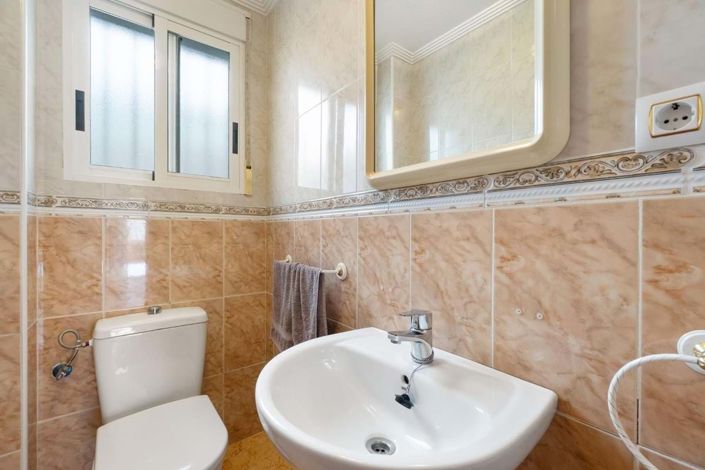 Image No.13-2 Bed Townhouse for sale