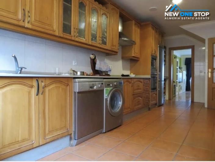 Image No.14-6 Bed House for sale