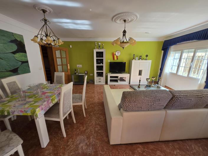 Image No.9-6 Bed House for sale