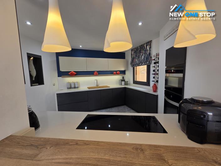 Image No.18-3 Bed House for sale