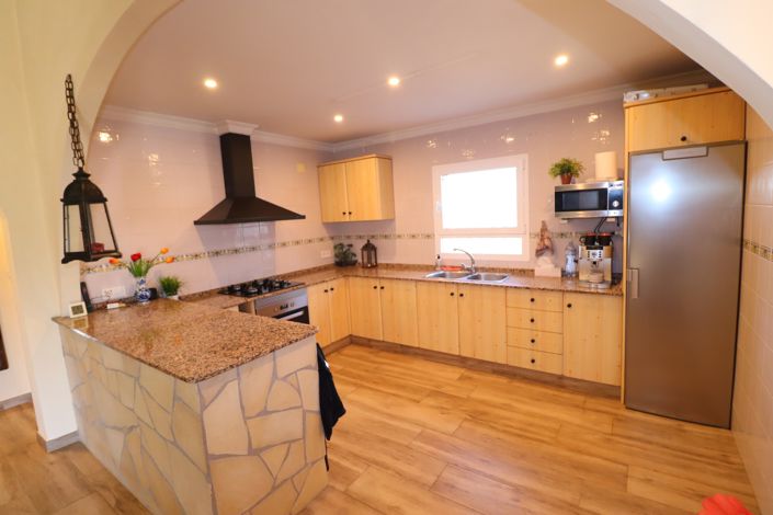 Image No.17-4 Bed Country House for sale