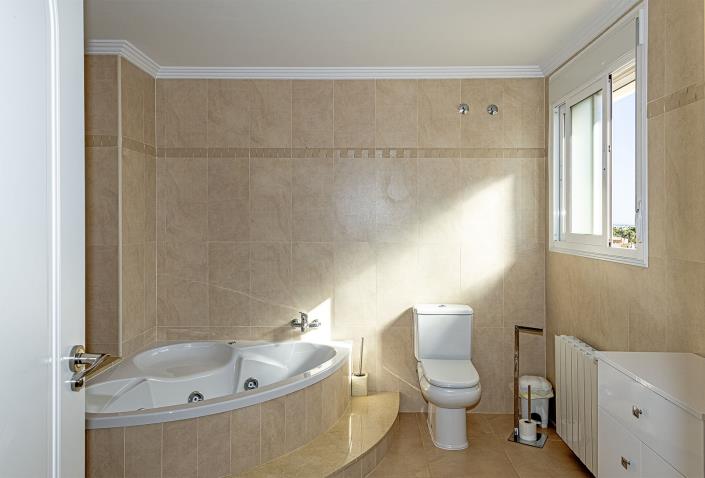 Image No.50-4 Bed Villa / Detached for sale