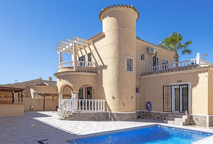 Image No.1-4 Bed Villa / Detached for sale