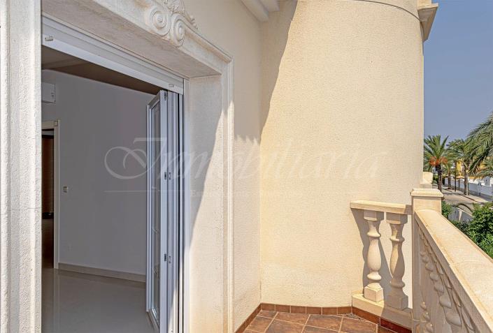 Image No.39-4 Bed Villa / Detached for sale