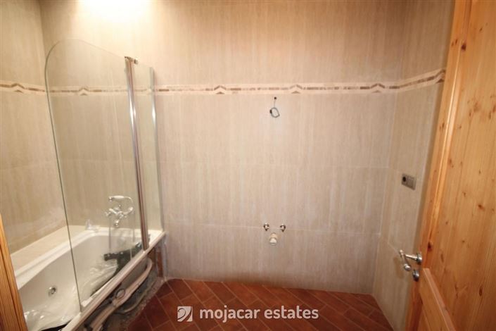 Image No.12-6 Bed Townhouse for sale