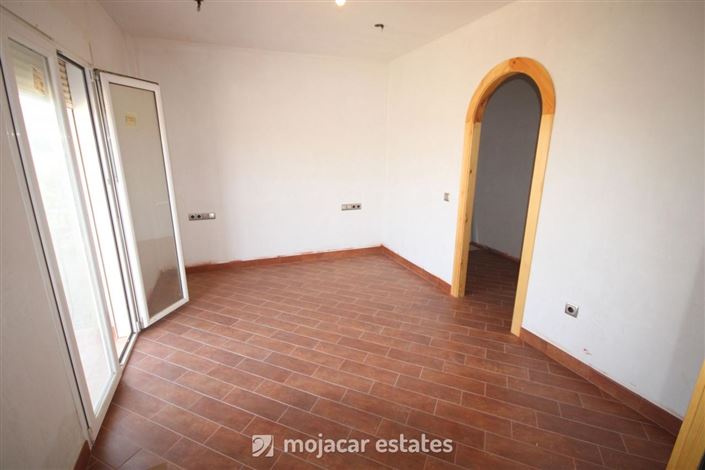 Image No.13-6 Bed Townhouse for sale