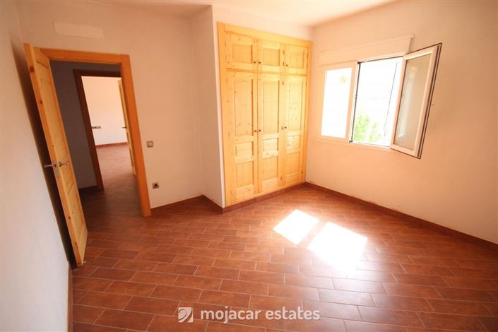 Image No.15-6 Bed Townhouse for sale