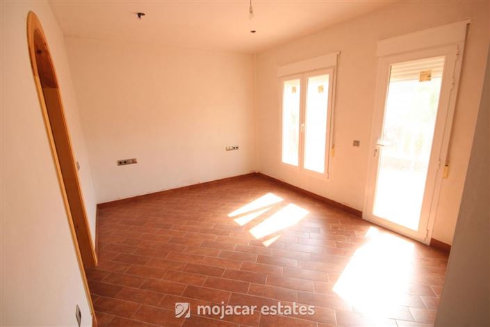 Image No.17-6 Bed Townhouse for sale