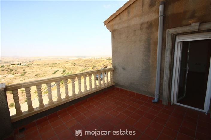 Image No.20-6 Bed Townhouse for sale