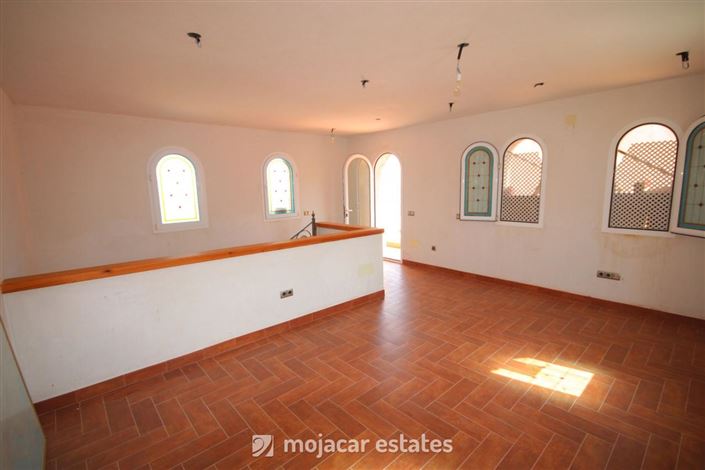 Image No.2-6 Bed Townhouse for sale