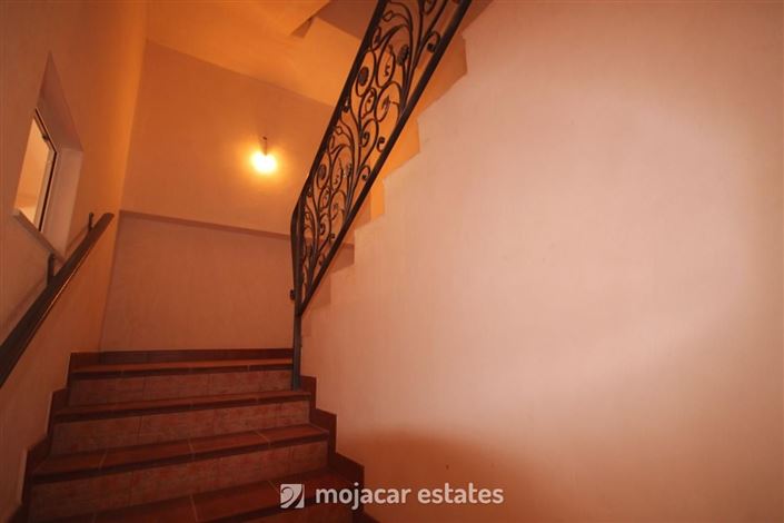 Image No.6-6 Bed Townhouse for sale