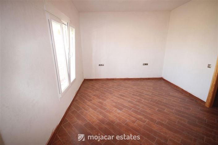 Image No.8-6 Bed Townhouse for sale