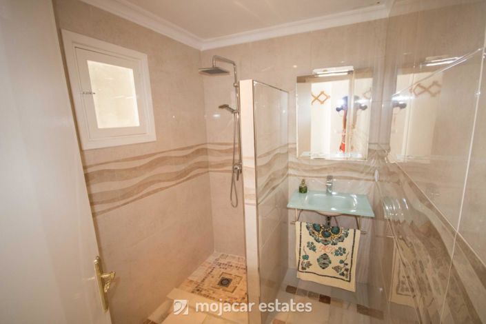 Image No.10-6 Bed Villa for sale